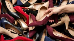 パンプスが再び人気に:スタイリストが教える合わせ方