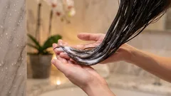 毛先を守る洗髪テクニック：シャンプーとコンディショナーはどこにつける？