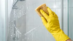 シャワーブースの掃除にいつも苦労していたけど、この裏ワザで水垢が数分で落ちた