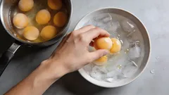 この習慣がすべてを台無しにする：熱い卵を冷水に入れてはいけない理由