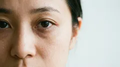 高価なクリームを使わずに目の下のクマを消す方法 ― 専門家が教える7つの簡単なルール