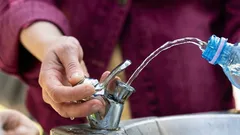 空港で水を買う際、簡単に節約できる方法について観光客に説明された