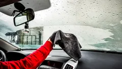 完璧にきれいになり、水垢も残らない：車のフロントガラスを簡単に掃除するには？