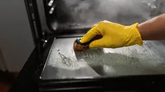 キッチンにあるこのアイテムで、高価な洗剤よりオーブンをきれいにできる――ガラスは新品同様に戻る