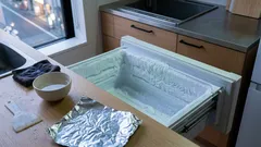 冷凍庫の霜、いつ取る？忙しい日でも手早く終わる霜取りと電気代を増やさないコツ