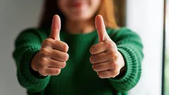 なぜ一部の人々は褒め言葉を信じることが難しいのか：心理学者の解説