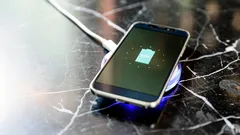 バッテリーを100%まで充電するのは間違いだった――スマホのバッテリーを本当に傷めるのはこれだ