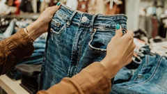 ブルーはもう流行ではない：この春みんなが履いているジーンズの色5選