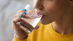 実際に毎日どれくらいの水を飲むべきか？研究者が正確な目安を示した