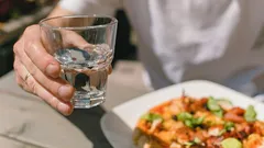 食事の後に水を飲むのは良いのか:栄養士がその影響について解説