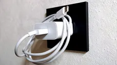 充電器を常にコンセントに差しっぱなしにしておくとどうなるのか――電気技師がその影響を解説